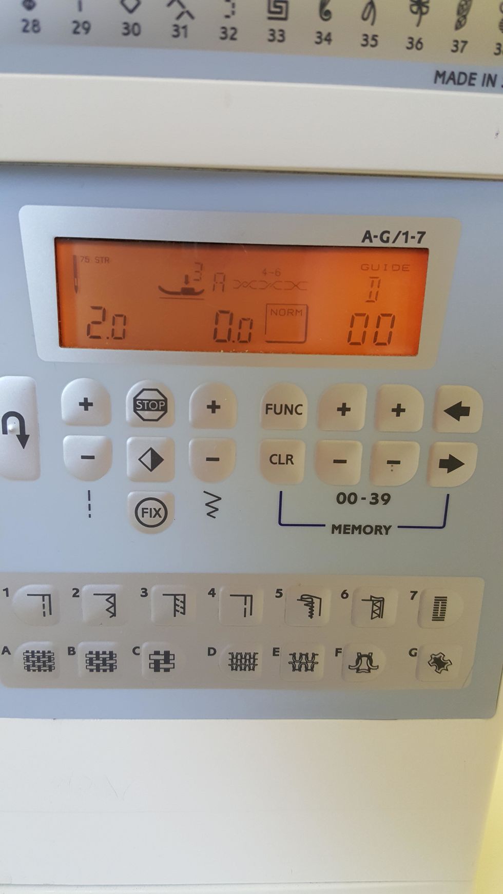 St\u00e4ll in symaskinen p\u00e5 en elastisk (t\u00f6jbar) s\u00f6m genom att trycka D 1 (finns inte det se n\u00e4sta steg)