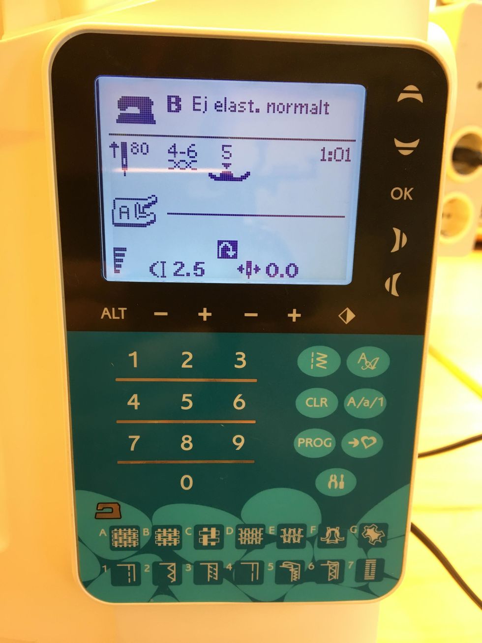 St\u00e4ll in symaskinen p\u00e5 raks\u00f6m igen genom att trycka p\u00e5 nummer 1.