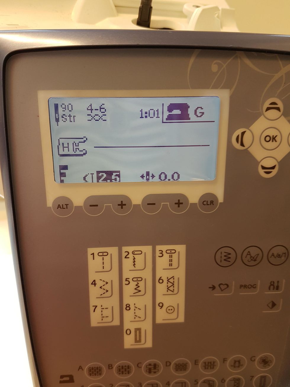 St\u00e4ll in symaskinen p\u00e5 raks\u00f6m (s\u00f6m nr 1) Tr\u00e4 maskinen med sytr\u00e5d som st\u00e4mmer ihop med tygerna du valt.