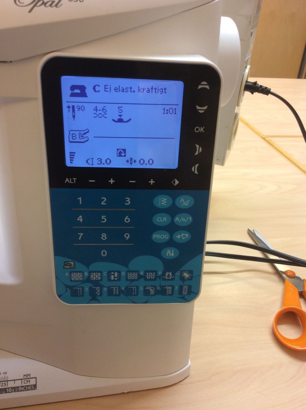 St\u00e4ll in symaskinen p\u00e5 raks\u00f6m, s\u00f6m nummer 1.