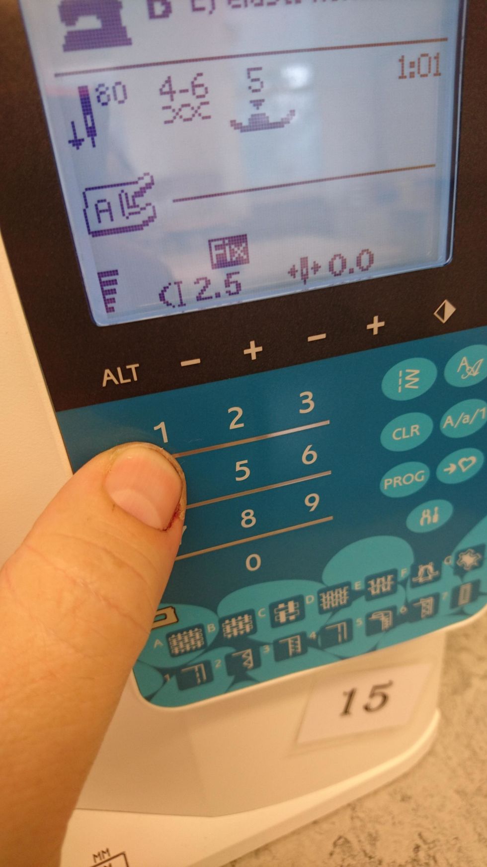 St\u00e4ll in symaskinen p\u00e5 raks\u00f6m.