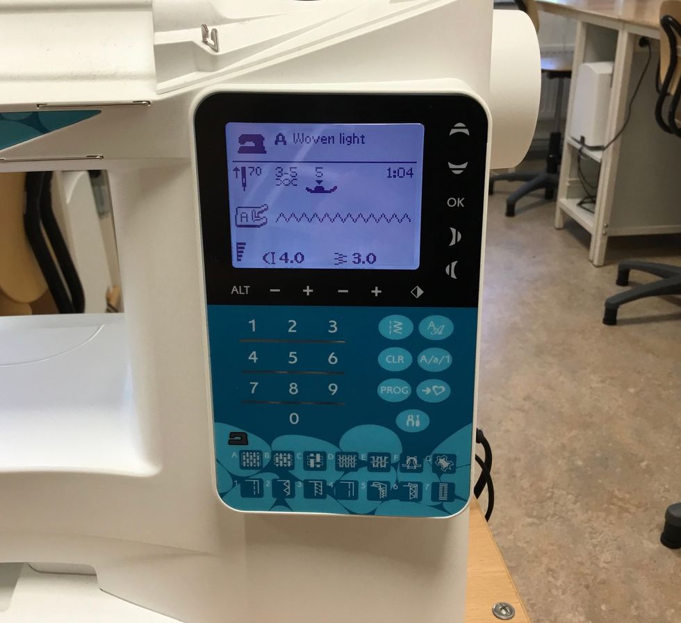 St\u00e4ll in symaskinen p\u00e5 sicksack. Det \u00e4r s\u00f6m nr 4. Sicksacka runt kanterna p\u00e5 alla tygbitar. Kommer du ih\u00e5g var sicksacken ska sitta?