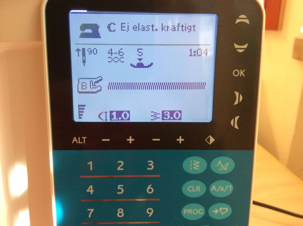 St\u00e4ll in symaskinen p\u00e5 t\u00e4t och lagom bred sick-sack. P\u00e5 v\u00e5ra skolmaskiner \u00e4r detta lagom: stygnl\u00e4ngd: 1.0 stygnbredd: 3.0