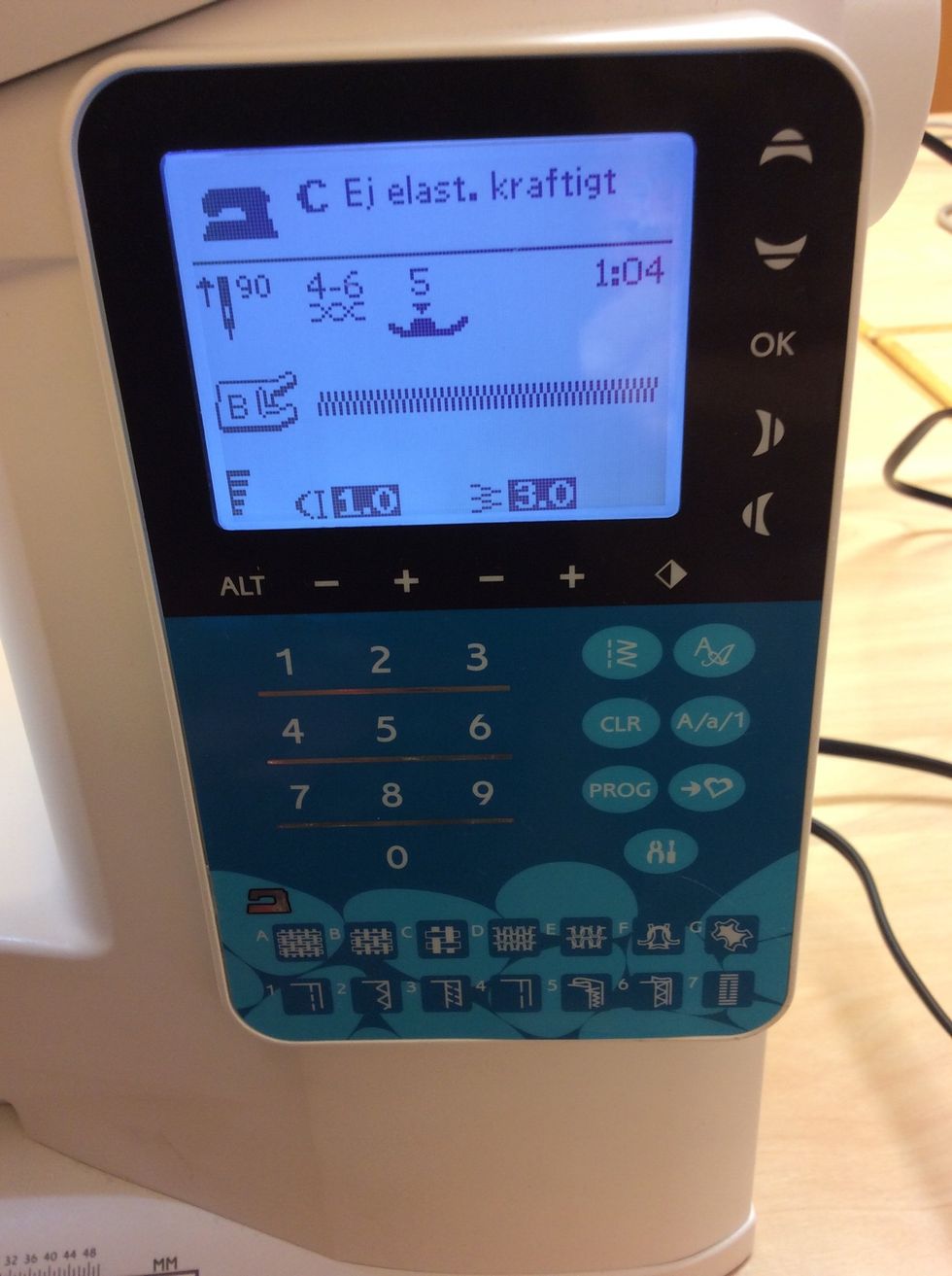 St\u00e4ll in symaskinen p\u00e5 t\u00e4t sick-sack, titta p\u00e5 bilden. Tryck p\u00e5 - och + knapparna s\u00e5 att det st\u00e5r 1.0 och 3.0