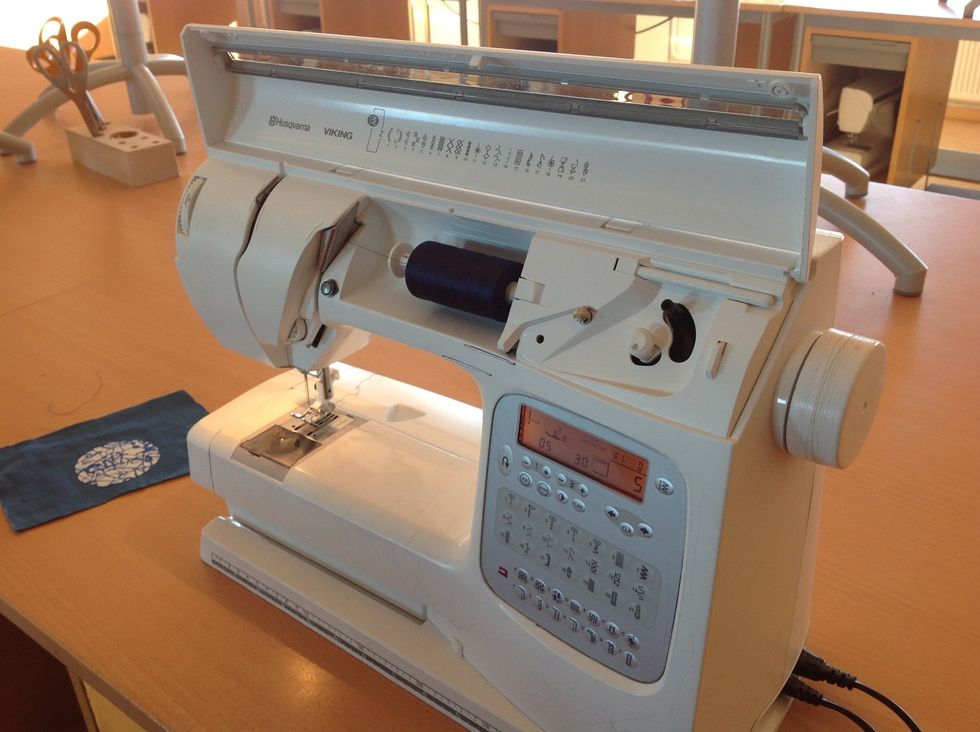 St\u00e4ll in symaskinen p\u00e5 t\u00e4t sicksack. Vid + och - till v\u00e4nster st\u00e4ller du in stygnl\u00e4ngden, det \u00e4r den som best\u00e4mmer hur t\u00e4t s\u00f6mmen blir, st\u00e4ll den p\u00e5 0,5.