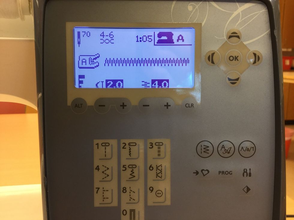 St\u00e4ll in symaskinen p\u00e5 zickzack.