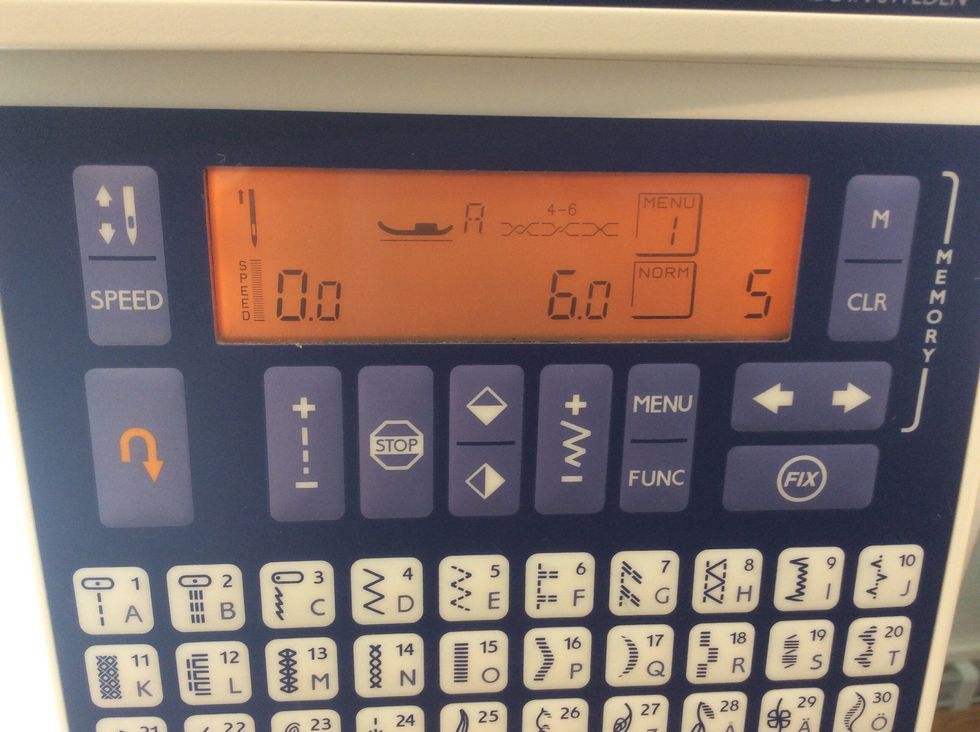 St\u00e4ll in trestegssick, nr 5. St\u00e4ll in bredden till 6,0 mm och l\u00e4ngden till 0,0 mm. Det betyder att maskinen kommer att sy p\u00e5 samma st\u00e4lle.