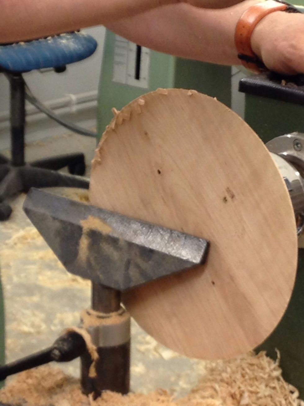 St\u00e4ll nn som bilden visar med cirka ett finger fr\u00e5n tr\u00e4stycket.