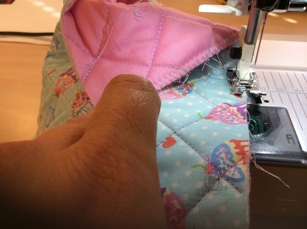 St\u00e4ll om symaskinen till sick-sack och sy runt om hela pennskrinet s\u00e5 l\u00e5ngt ut p\u00e5 kanterna som m\u00f6jligt. Titta \u00e4ven p\u00e5 n\u00e4sta bild.