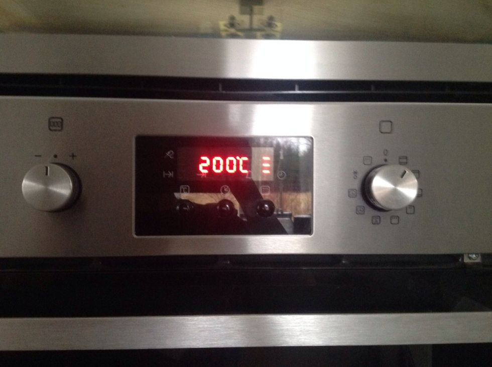 St\u00e4ll ugnen p\u00e5 200 grader set the oven on 200 degrees