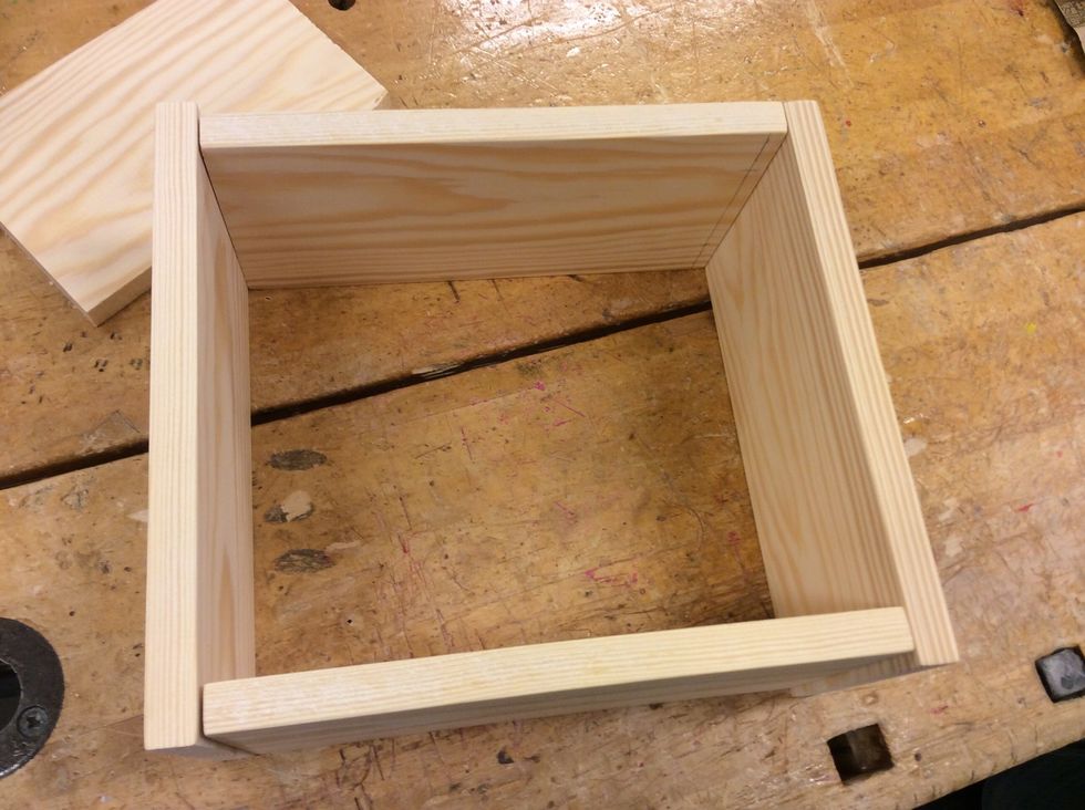 St\u00e4ll upp de br\u00e4dor du ska sammanfoga precis som du vill skruva ihop dem. T\u00e4nk efter var skruvarna ska s\u00e4ttas. Detta g\u00f6r du f\u00f6r att veta var du ska m\u00e4rka ut f\u00f6r att f\u00f6rborra.