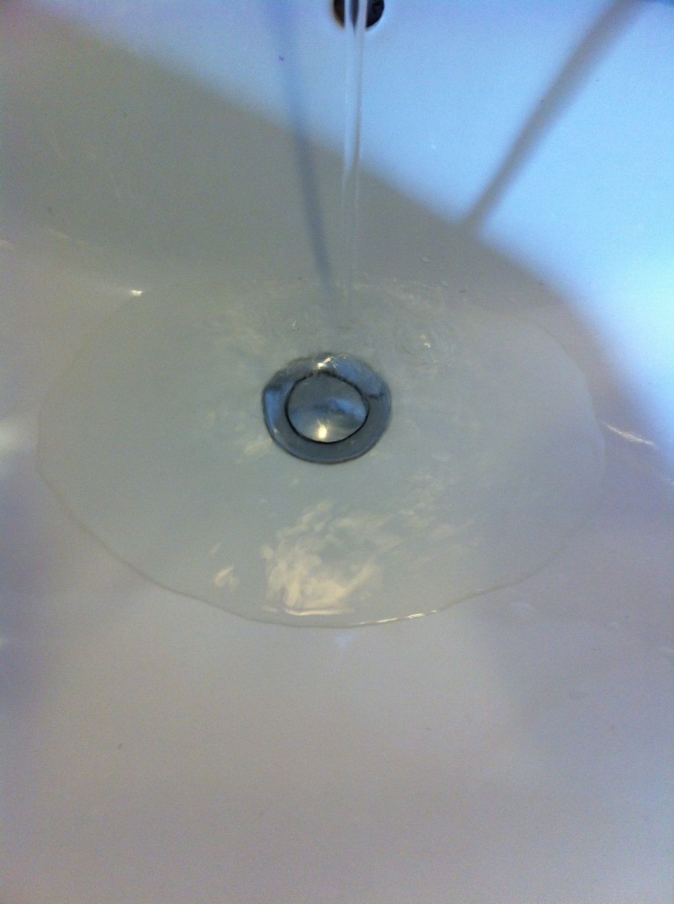 St\u00e4ng vasken ( den lilla metallploppen i mitten) s\u00e5 att det blir en sj\u00f6