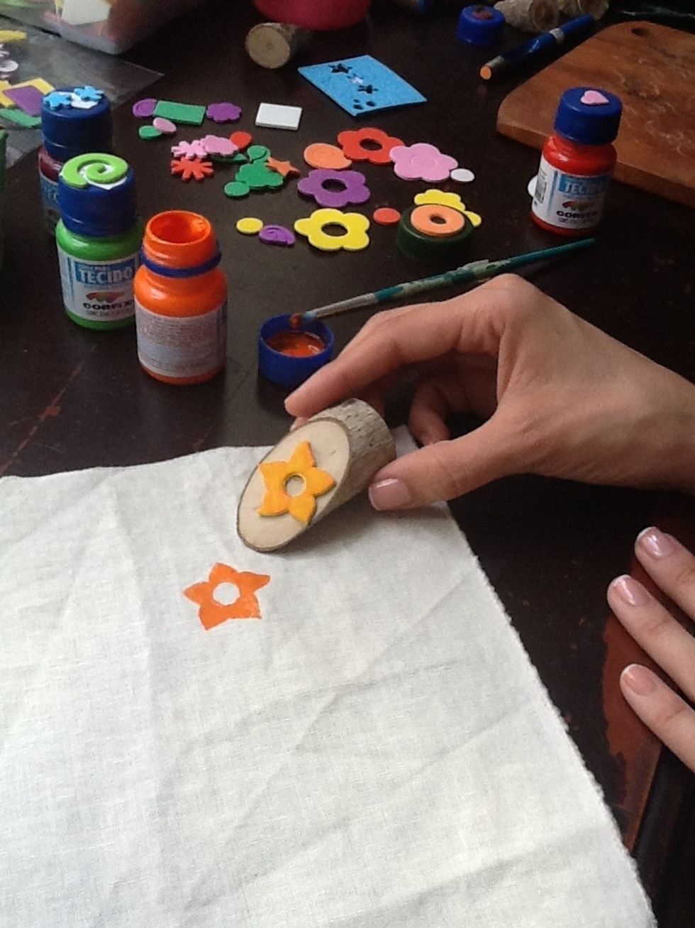 Stamp the fabric / estampa el sello sobre la tela