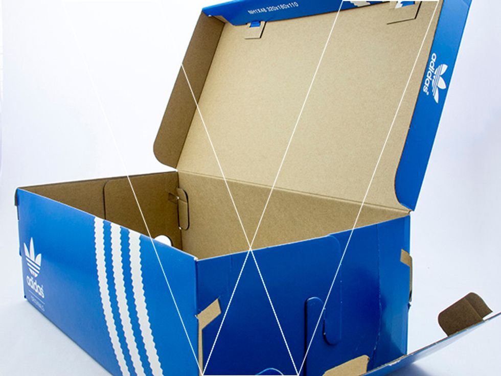 Stan Smith's come in a sturdy retail box, make sure the lid folds back into the box and is attached with two small glued down tabs.