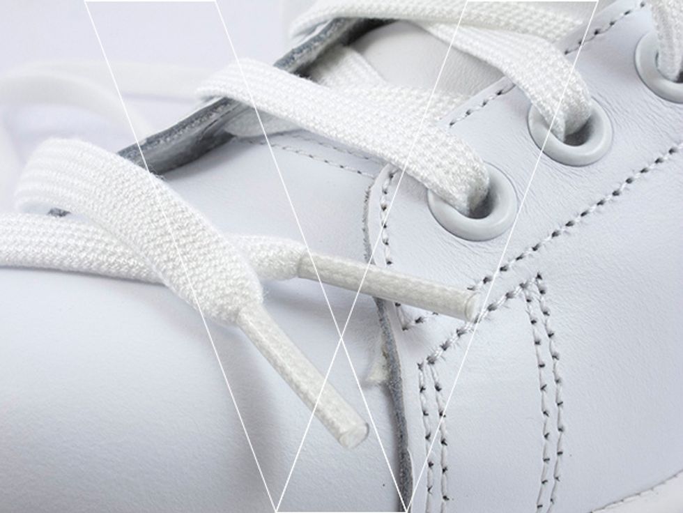 Stan Smith's come with high quality flat woven laces. Make sure the lace tips are tightly sealed with a plastic cap. Make sure the weave is tight and even.