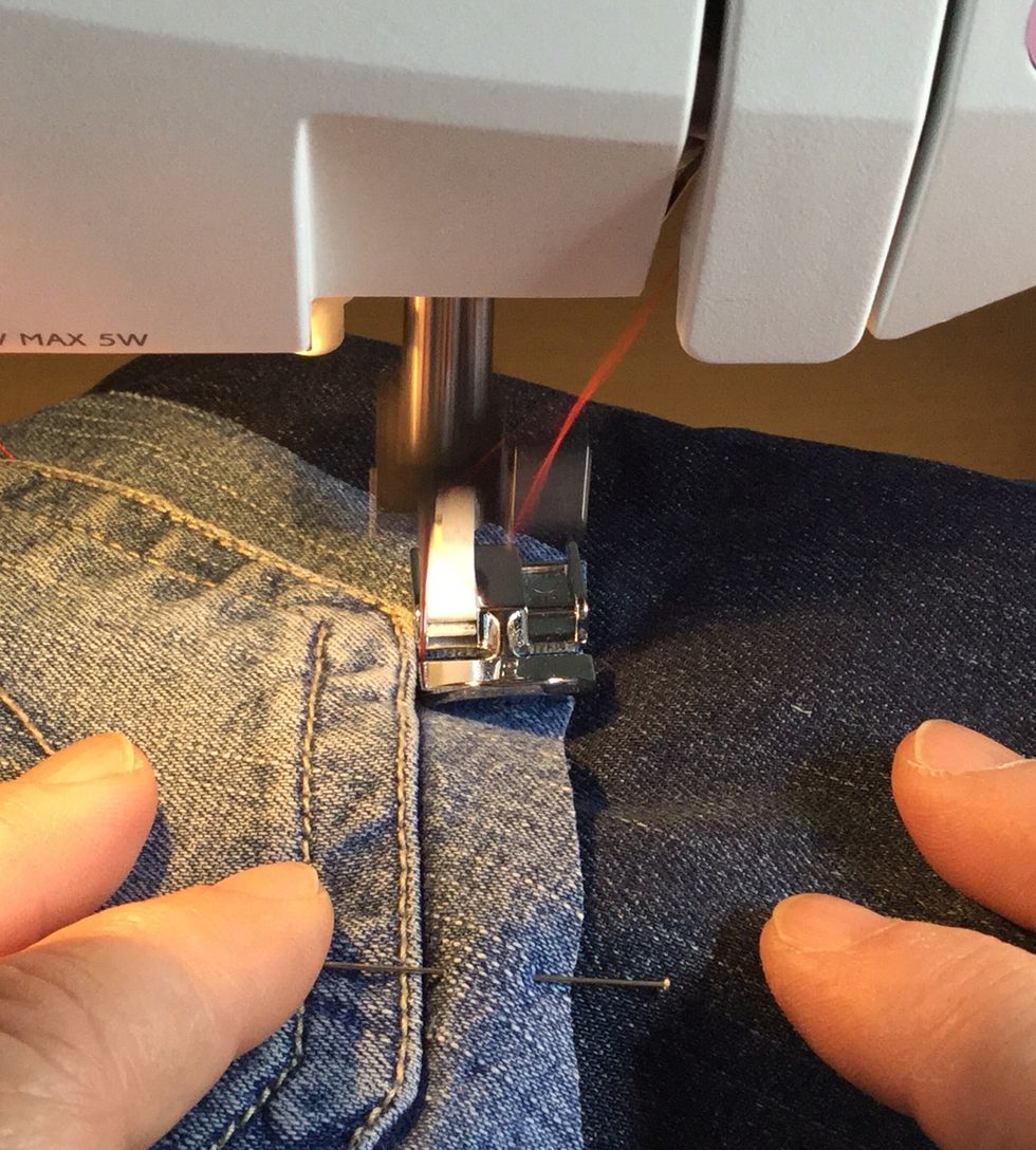 Stanna n\u00e5r du kommer till h\u00f6rnat och v\u00e4nd tyget med fickan.