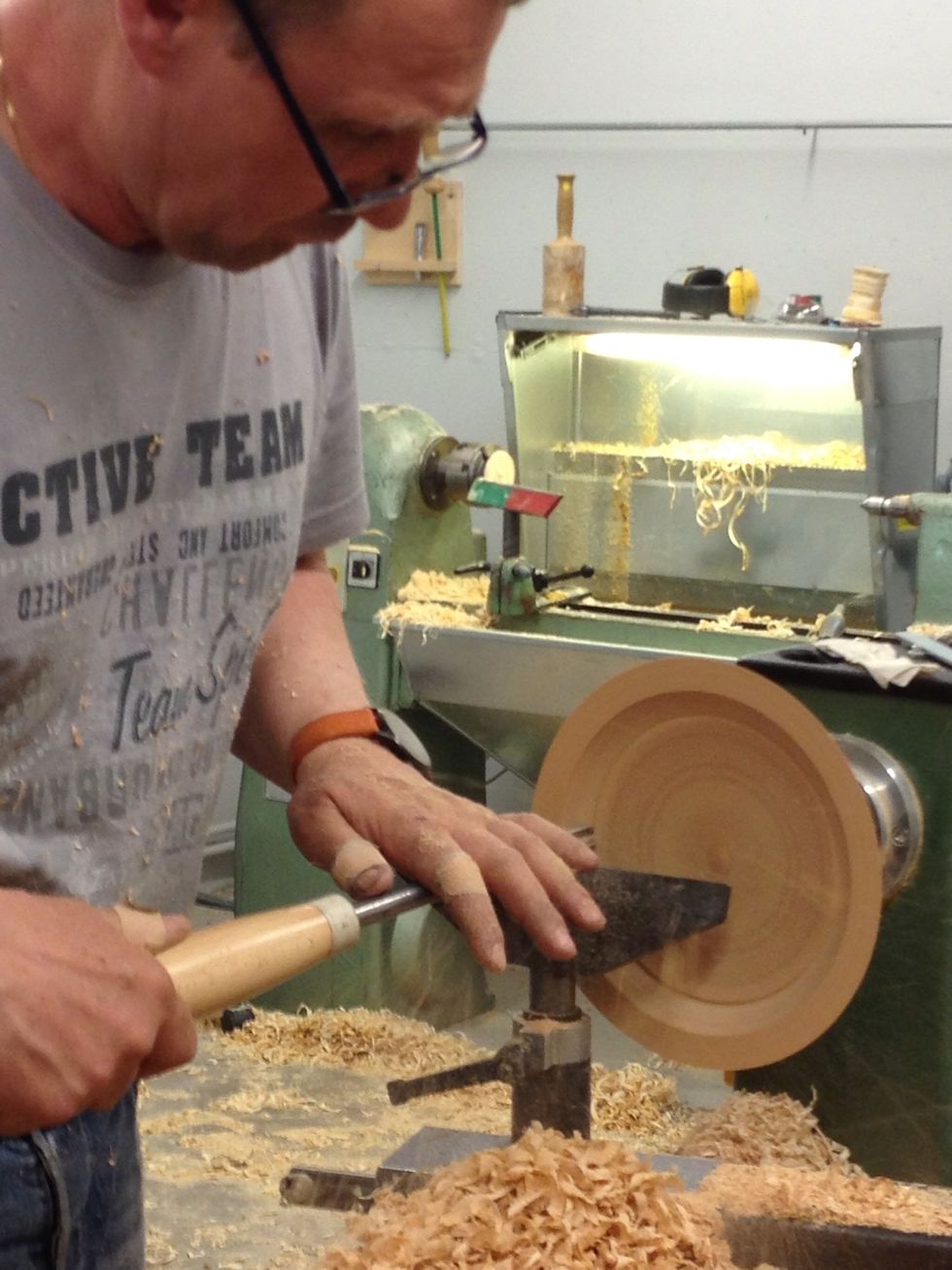 Stanna och kontrollera tjockleken d\u00e5 och d\u00e5. N\u00e4r du \u00e4r n\u00f6jd med form och tjocklek - slipa om sl\u00e4t yta \u00f6nskas.