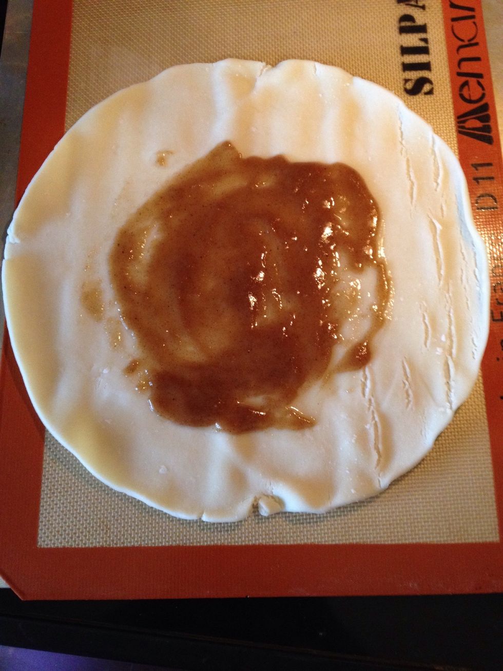 Start assembling your apple slices with sugar mixture