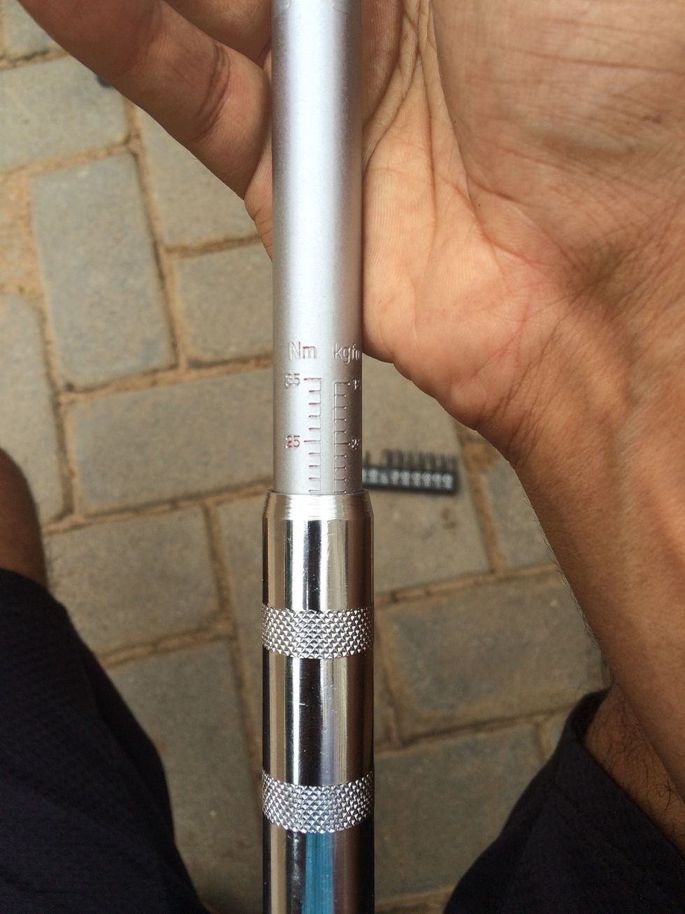 Start at 15Nm and reach 18Nm for the retaining pins