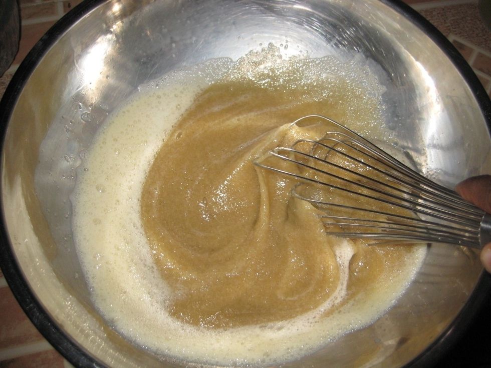 Start beating the egg and sugar.