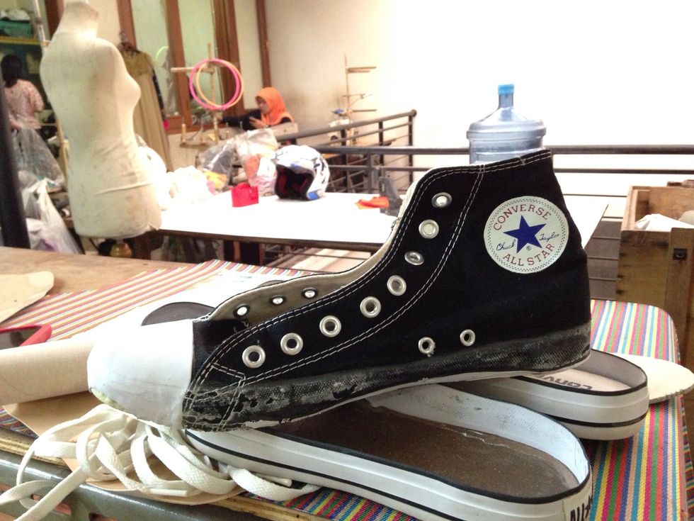 Start by a new pair of reject allstar (i bought it for about $12).. Separate the shoes from the sole, do it carefully so the rubber dont ripped.. Some gasoline would help to remove the glue..