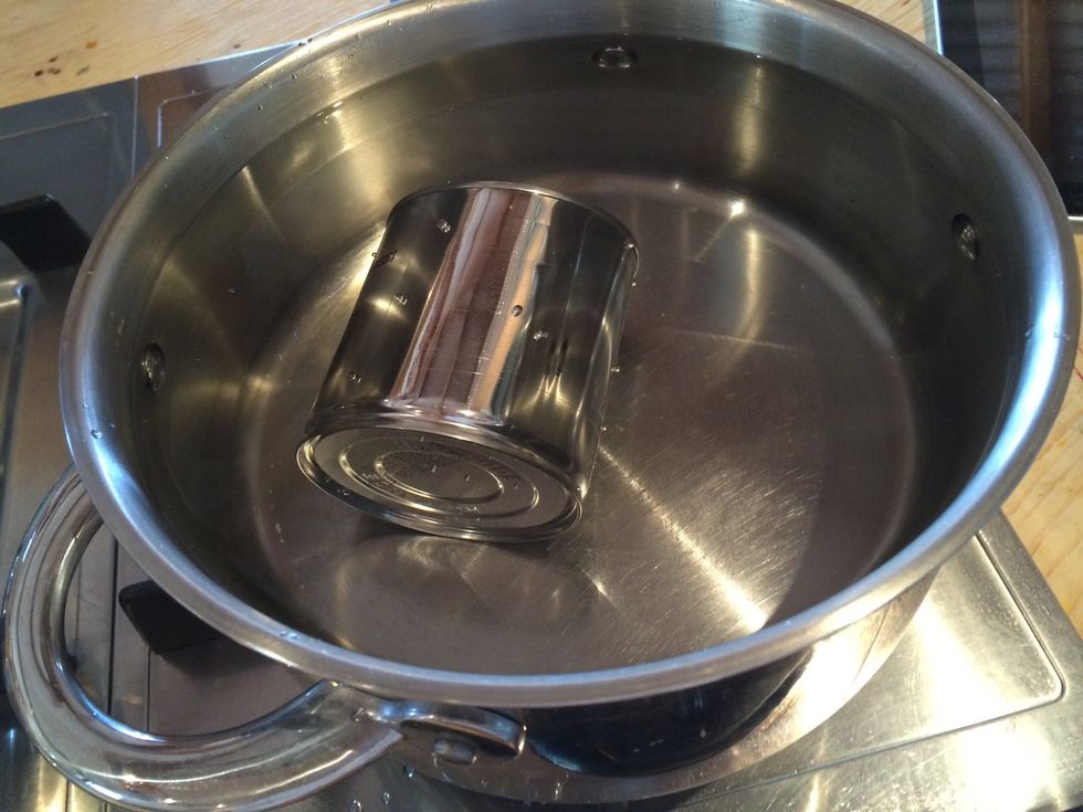 Start by boiling water in a pot and adding the tin with the condensed milk. Let it boil under the water for 1 1/2 hours.