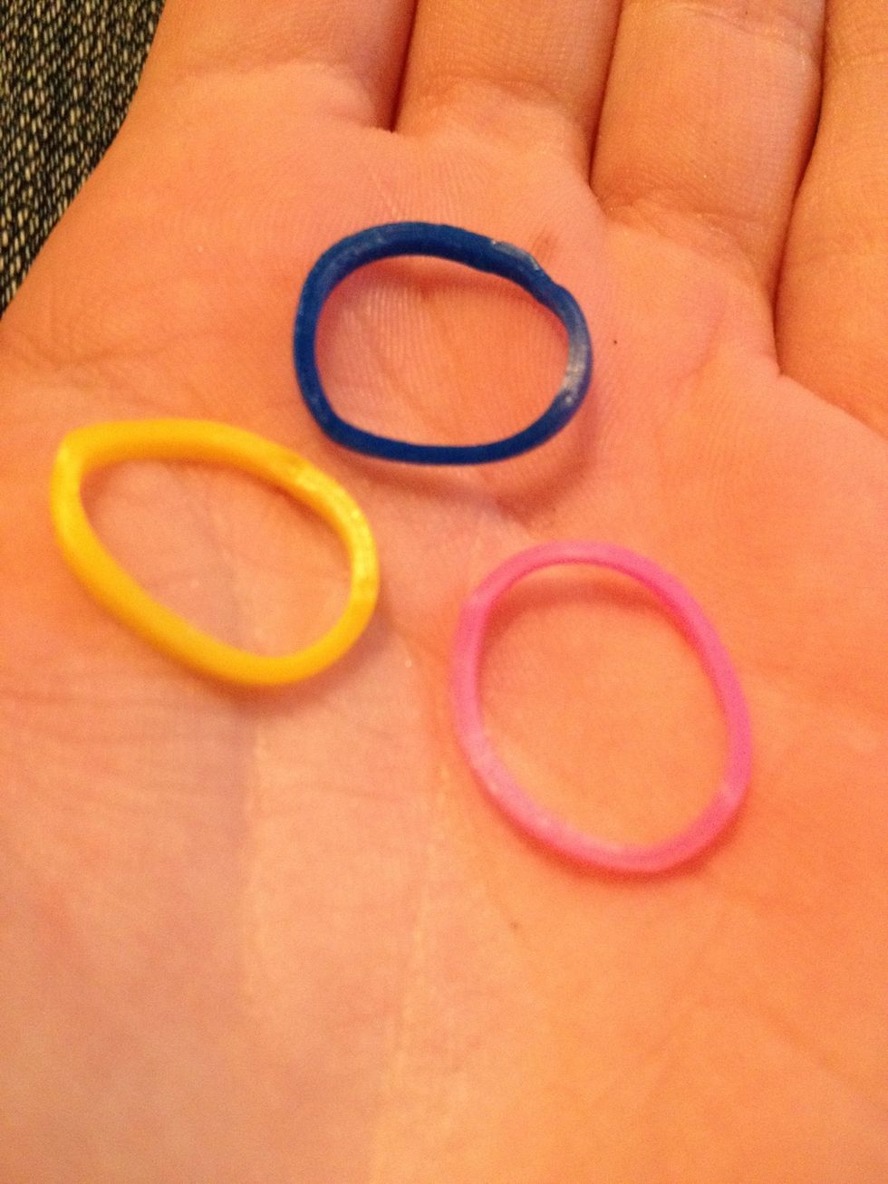Start by choosing 3 different rubber band colors.