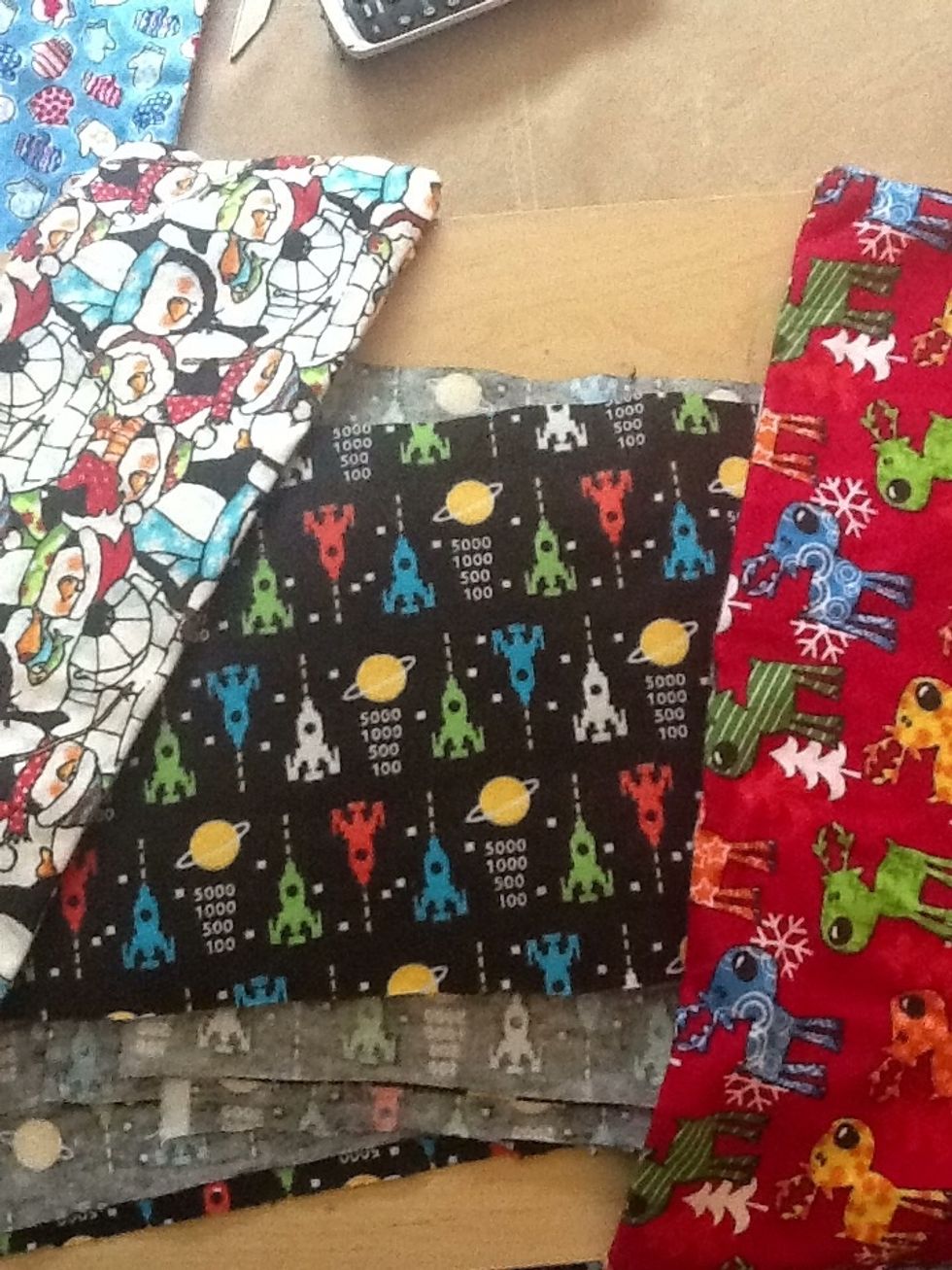 Start by choosing a flannel fabric. One meter should make 7 to 8 bags. Fabric must not contain any metal if you would like to use this as a heat bag. You can use any fabric if using in the freezer