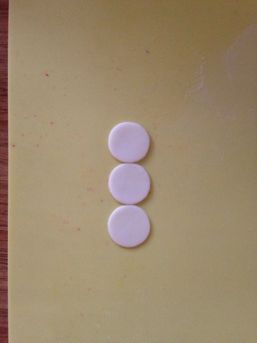 Start by cutting out 3 circles of your darkest colour, I'm showing you how to do it with white paste