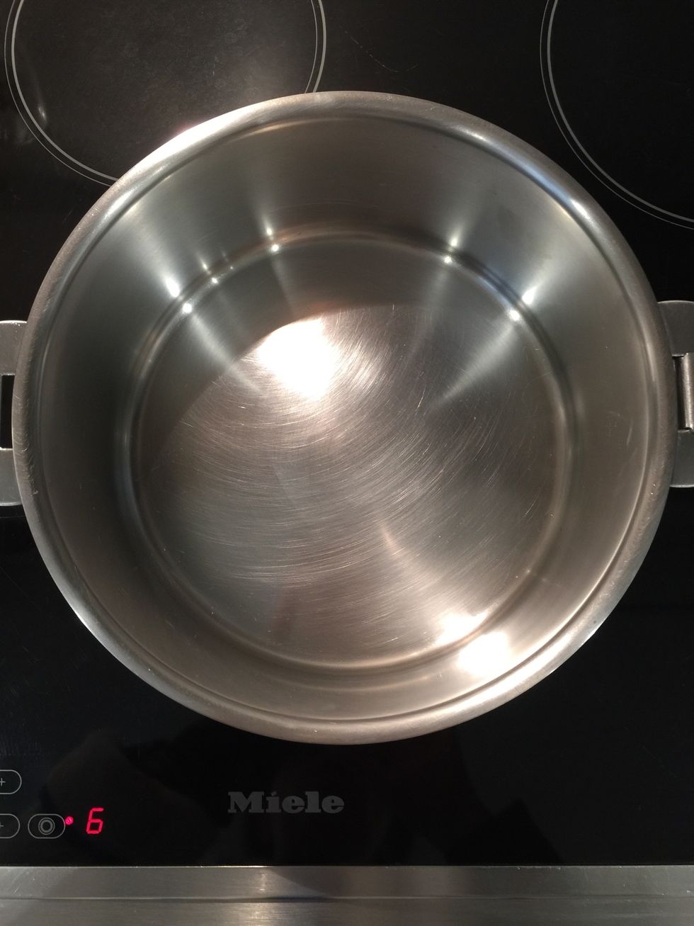 Start by heating your pot at medium heat. Mine is 1-9 I put at 6. Leave it to heat for 5 mins at least