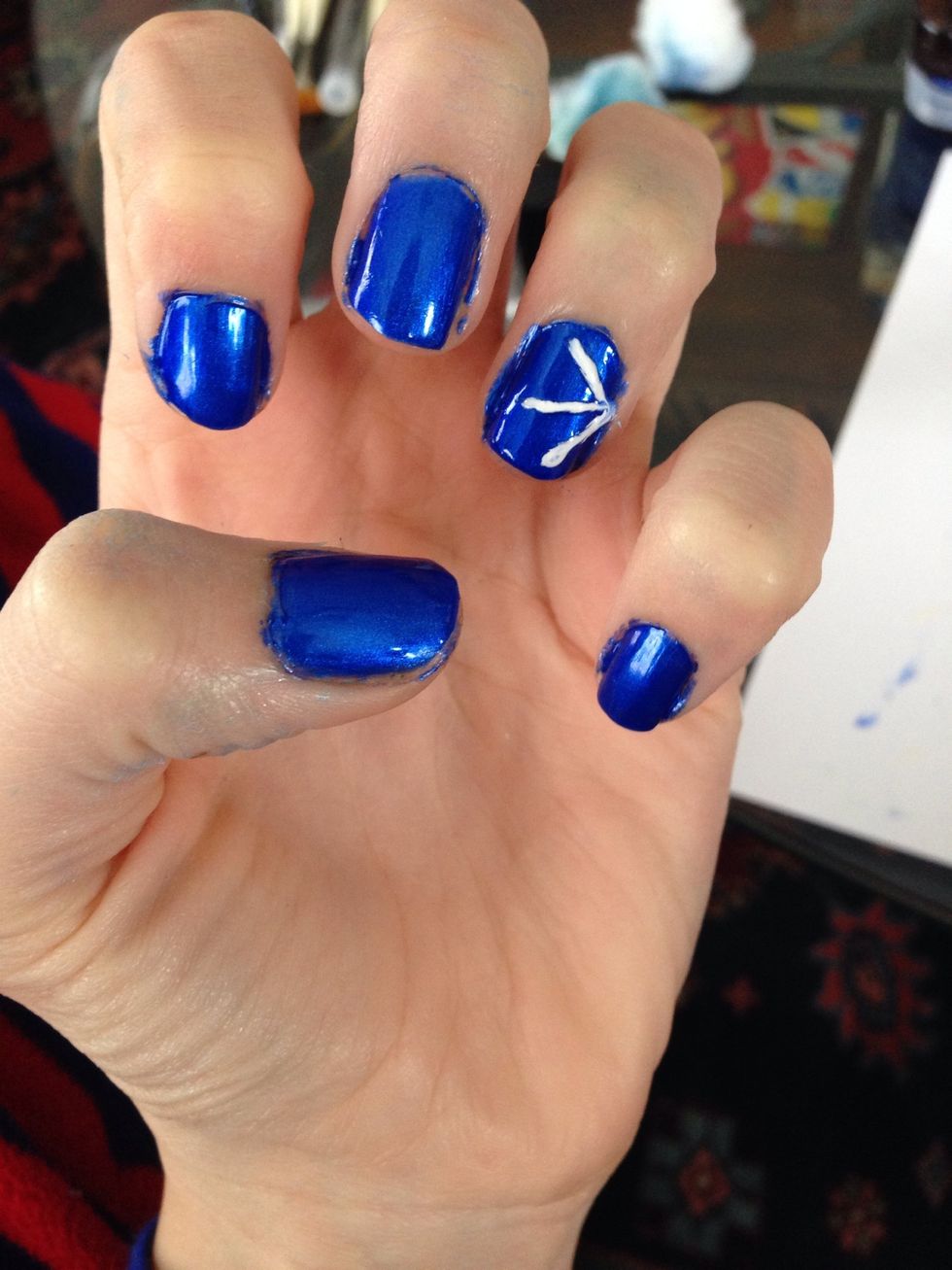 Start by making 3 lines on you accent nail
