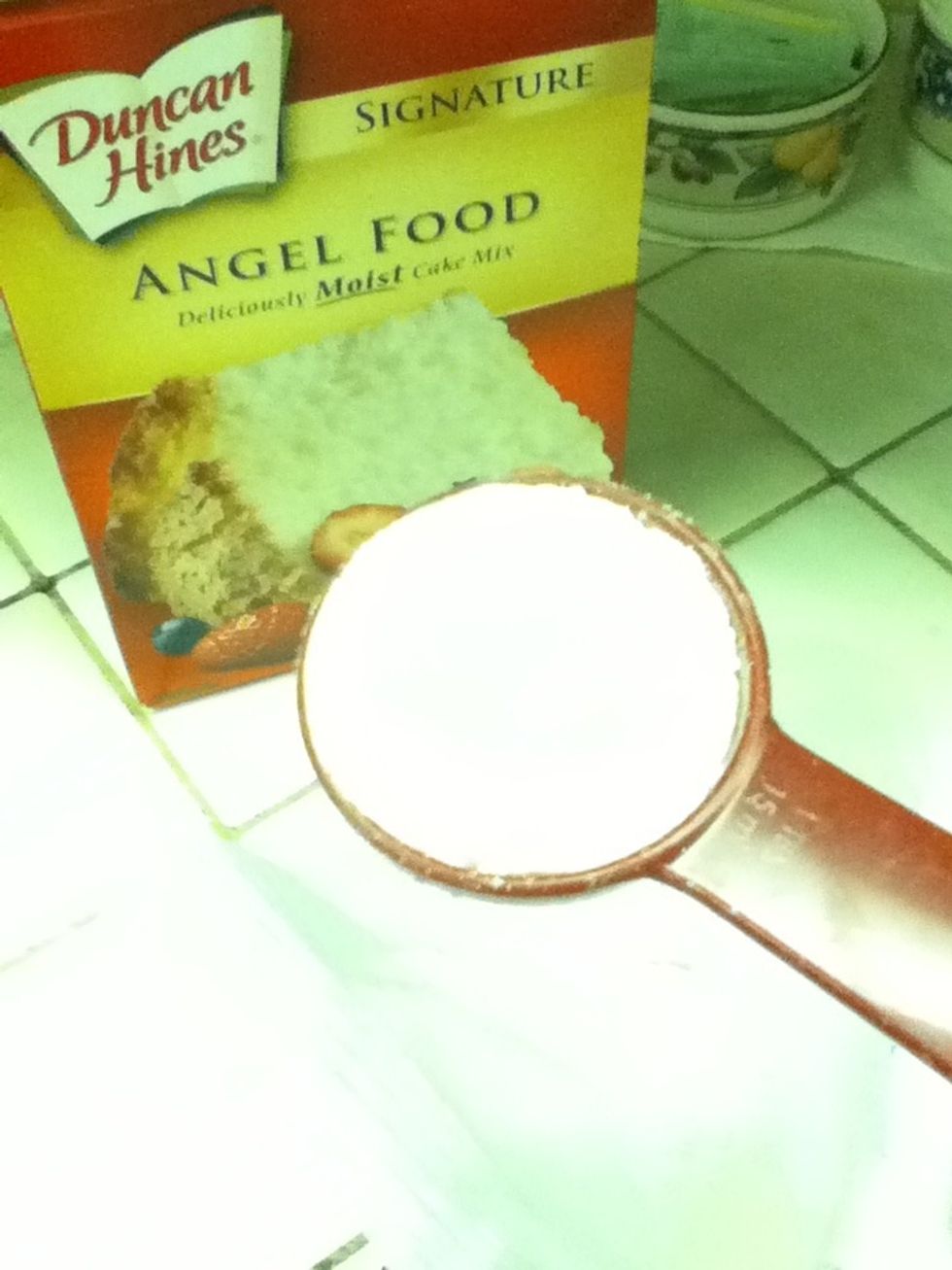 Start by measuring 1 1/2 tablespoons of the angel food cake mix. It is important to make sure that it is angel food mix, since this is what makes the cake rise. Pour it into the mug.