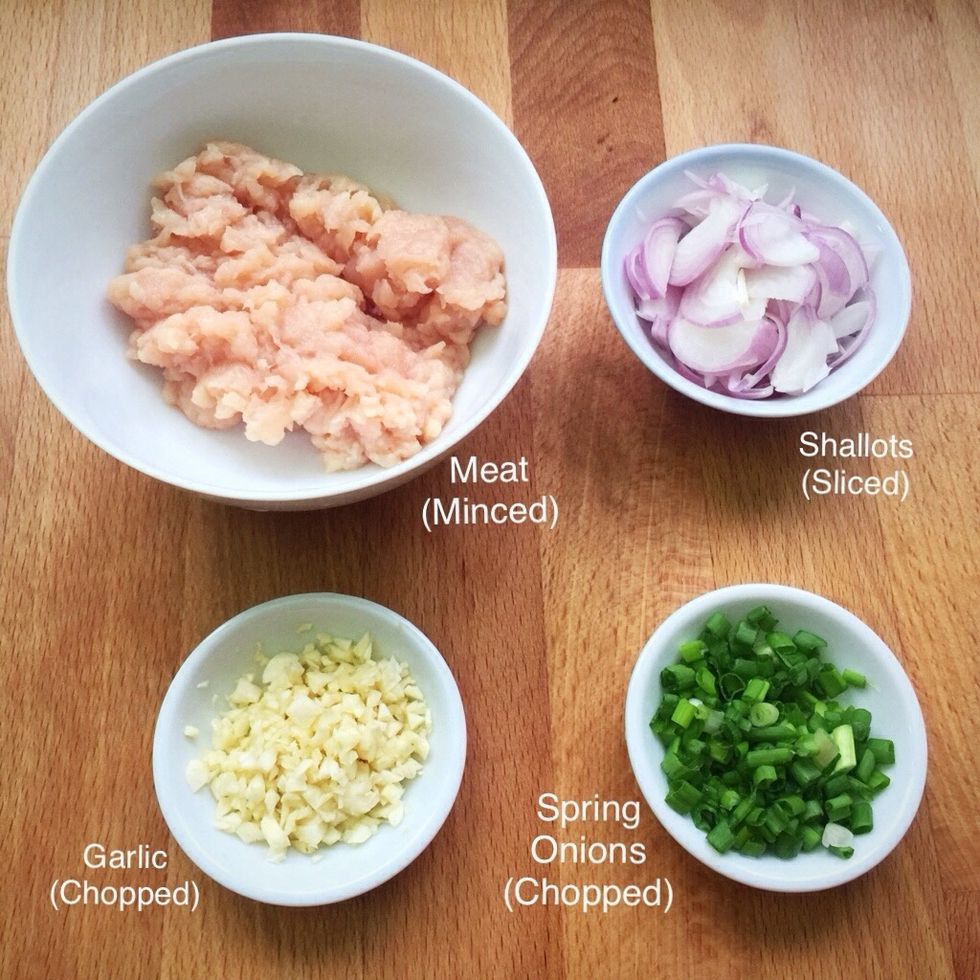 Start by mincing lean meat and garlic. Then chop spring onions and slice thinly shallots to deep-fry for garnishing.