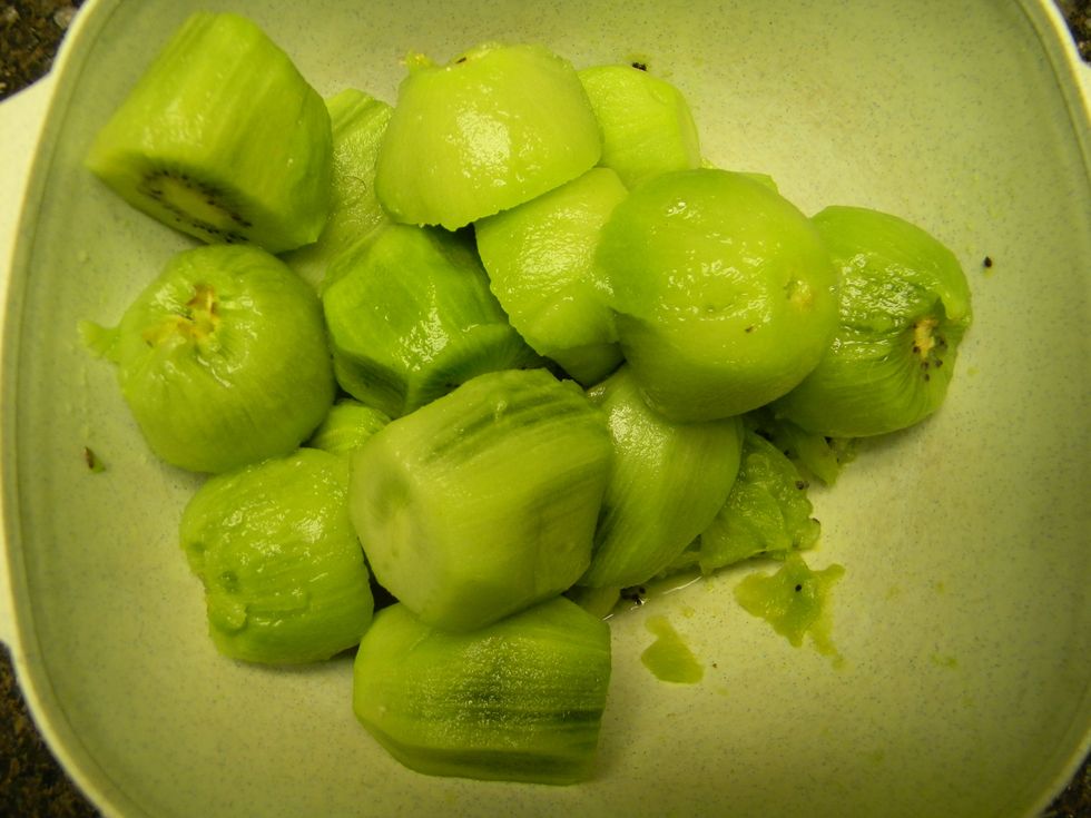 start by peeling all the kiwis and weighing them. I had about 1 kg (2 lbs)