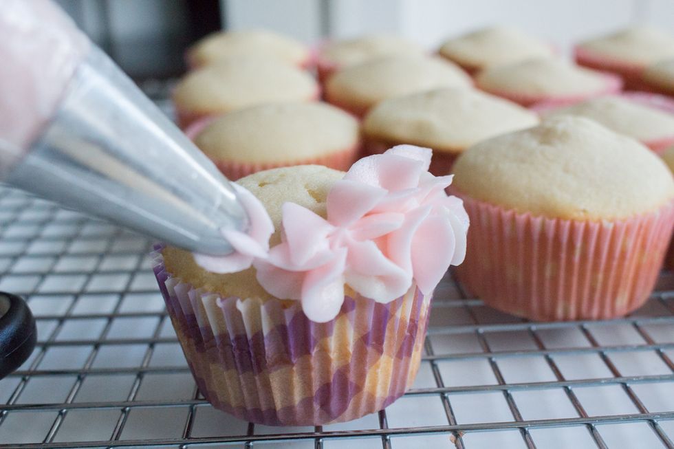 Start by piping the outer edges, and be generous with how much you add, allowing the flowerettes to droop a bit over the side. Pipe close together.