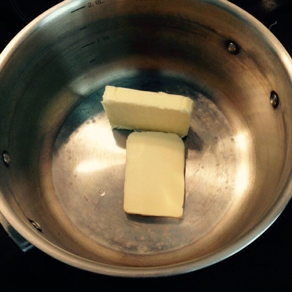 Start by preparing the bechamel. Melt the butter in a pot