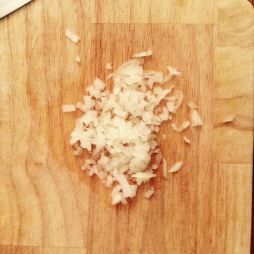 Start by preparing the dry rub for the fillets, chop 1/4 of the onion