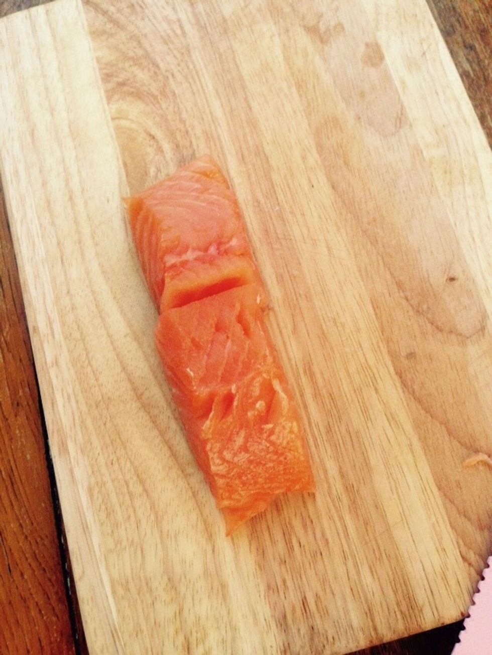 Start by preparing the fillet, remove the skin.