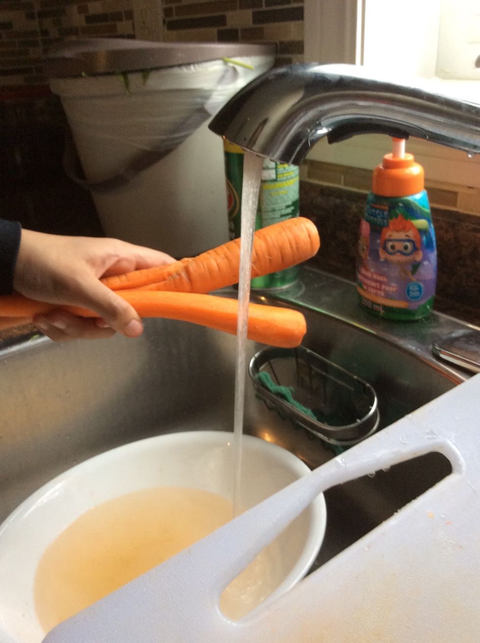 Start by washing your carrots and drying them off. In three large carrots there are a total of 90 calories, 21 g of carbohydrates and 2.1 g of protein. A big pack of large carrots are about $5.