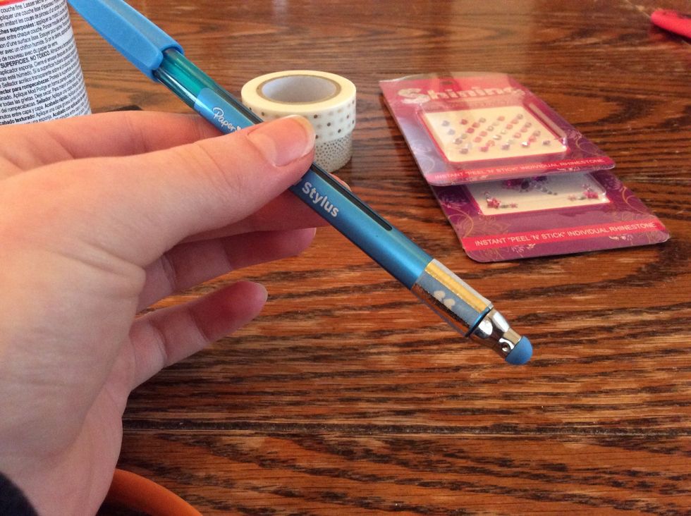 Start by wrapping a small piece of washing ape around the pen