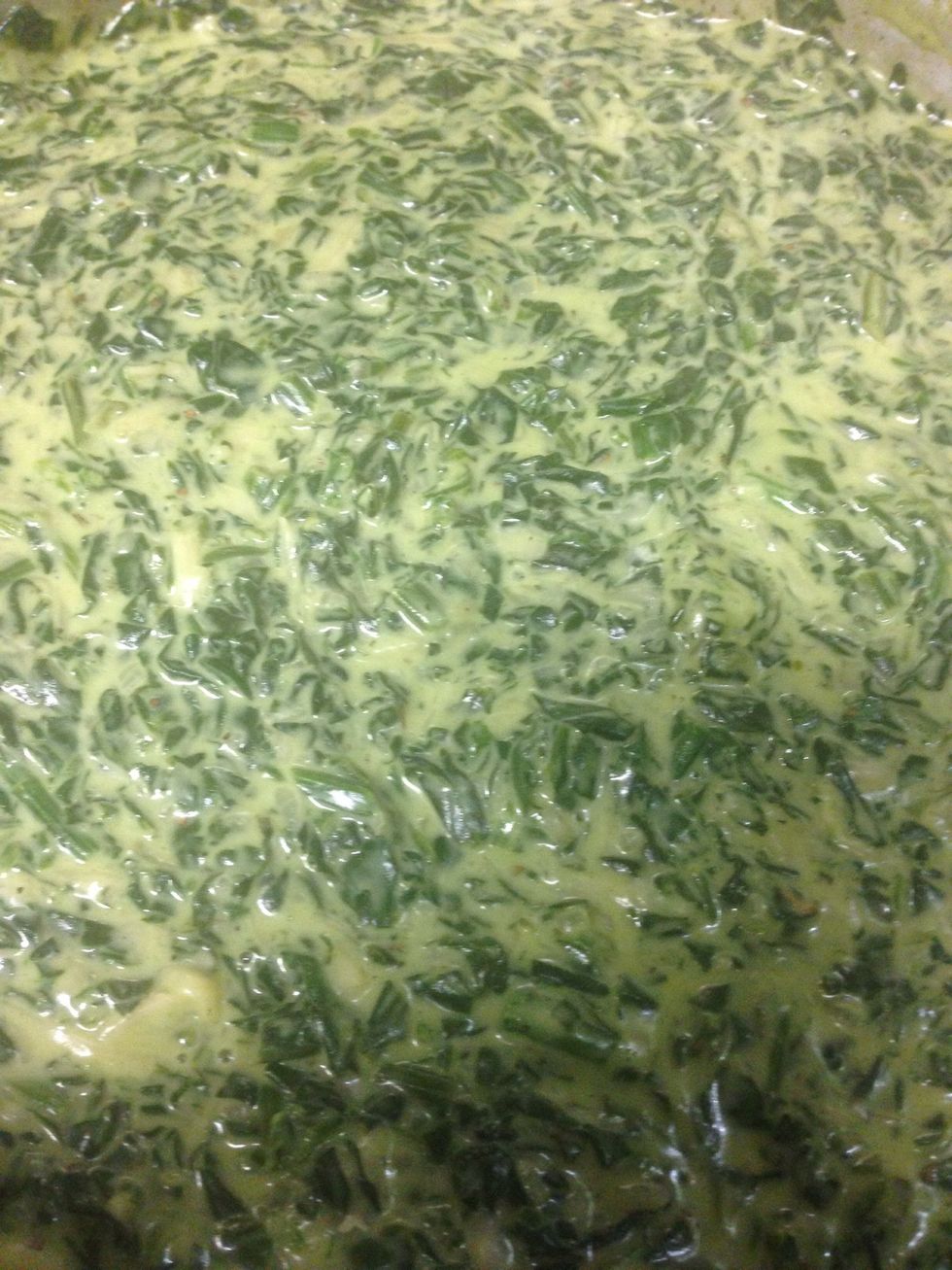 Start cooking the spinach whit onion add some of the b\u00e9chamel and Parmesan
