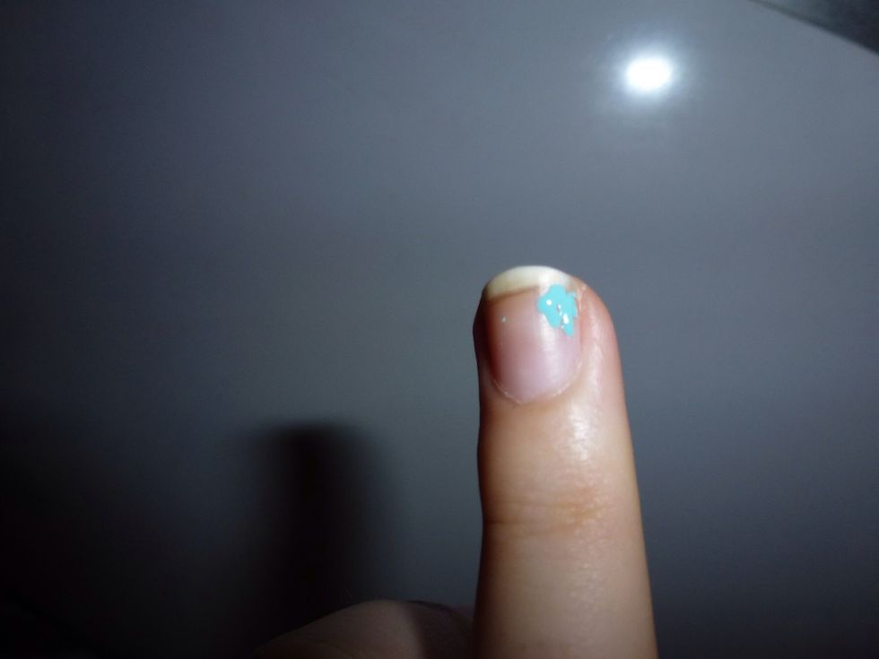 Start doing five dots flowers in your nail. Something like this, it doesn't have to look so perfect. I only did three flowers total.