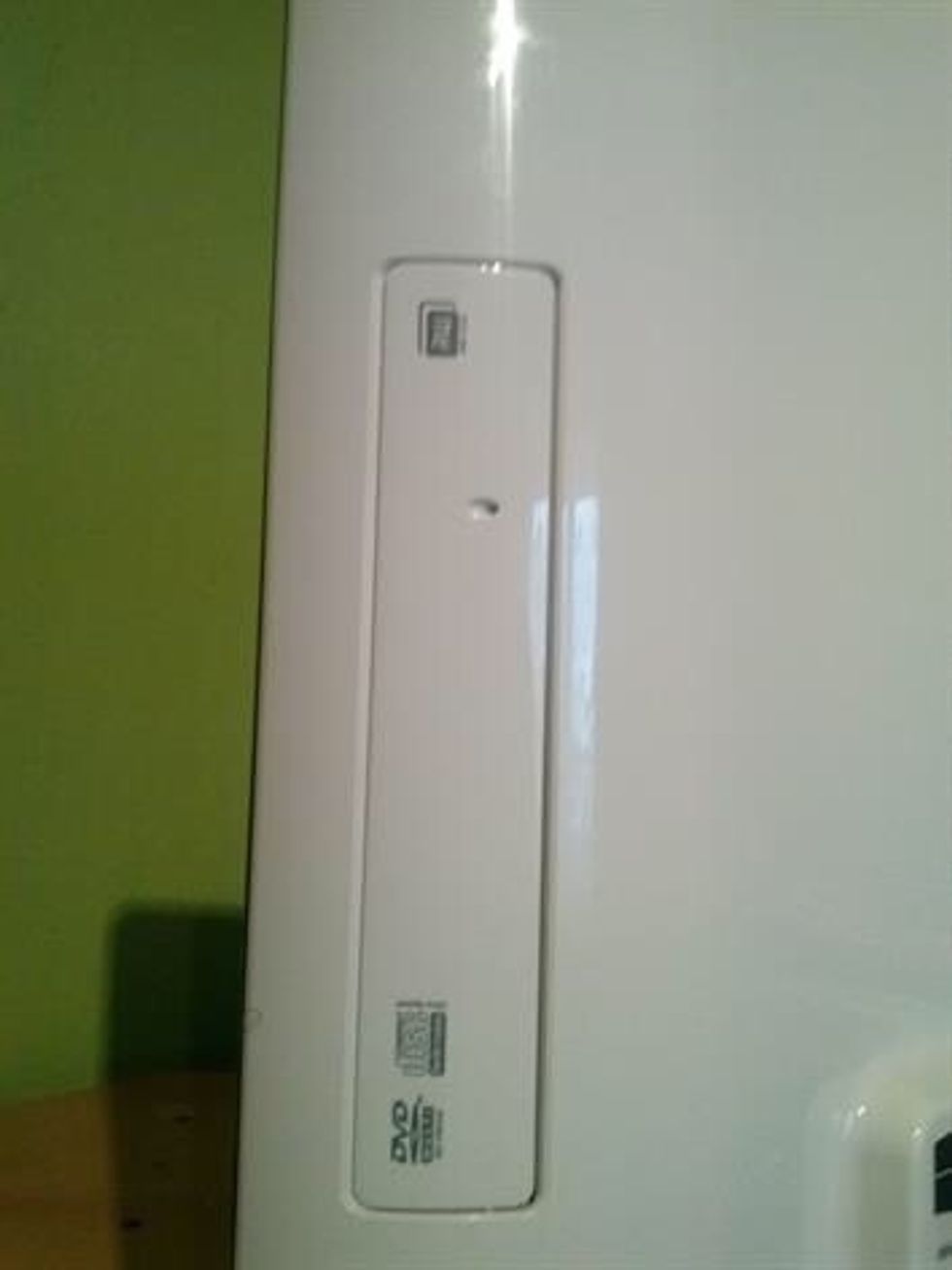 Start easing off the panel from the two notches, carefully work around the edges with a small flat head screwdriver. To remove the back you may need to open the drive using a paper clip in the hole.