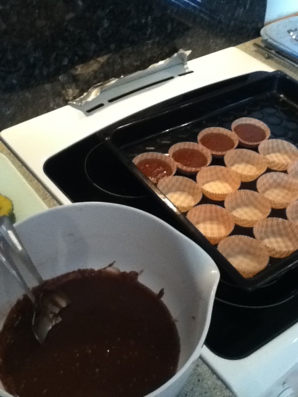 Start filling the cups. I nearly fill to the edge, 'cause it will not really raise. Preheat the oven to 200 C while filling.