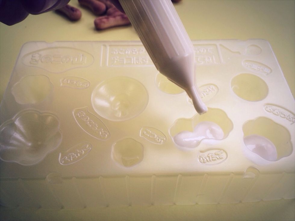 Start filling the mold changing colors when you want-