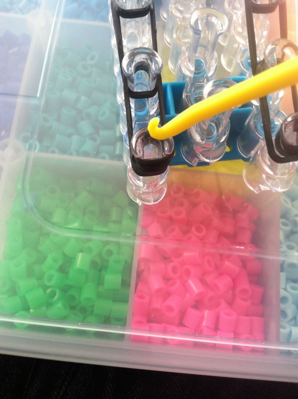 Start from this pegs go under the cap band and loop like regular