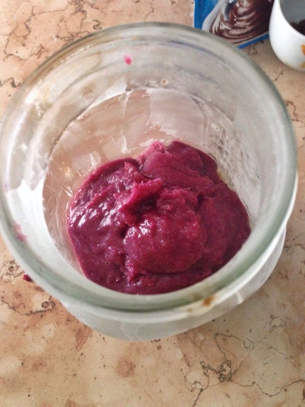 Start layering! Pour the banana-beetroot mix