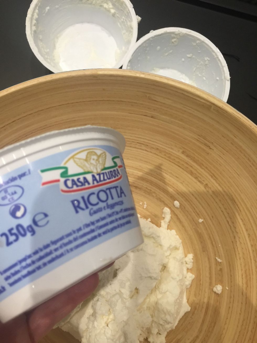 Start making the filling: 750 g ricotta the traditional cheese would b 'quark' I didn't find it around where I live