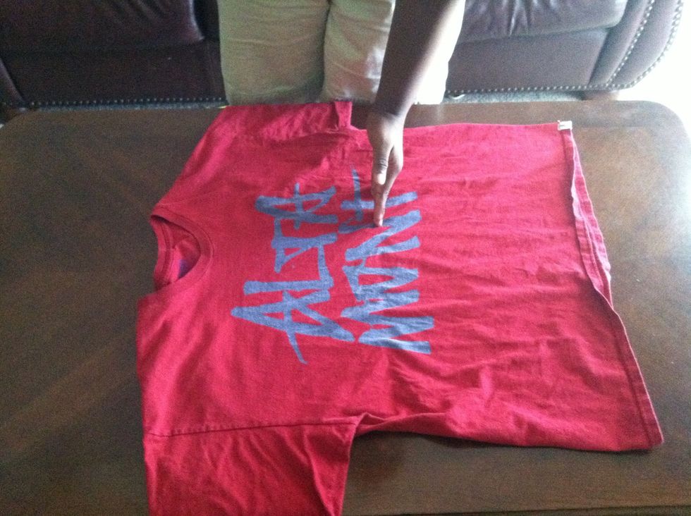 Start of by drawing a line through the middle of the shirt with your left hand.