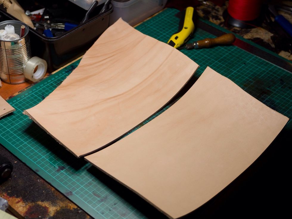 Start out with some 6-7oz vegetable tanned leather (around 2.5mm thickness).